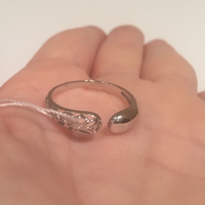 Кольцо незамкнутое из серебра 925 пробы фото