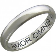 Обручальное кольцо "AMOR OMNIA VINCIT - ЛЮБОВЬ ПОБЕЖДАЕТ ВСЁ" из белого золота 900 пробы, ширина 3,1 мм фото