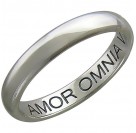 Обручальное кольцо "AMOR OMNIA VINCIT - ЛЮБОВЬ ПОБЕЖДАЕТ ВСЁ" из белого золота 900 пробы, ширина 3,1 мм