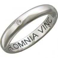 Обручальное кольцо с бриллиантом "AMOR OMNIA VINCIT - ЛЮБОВЬ ПОБЕЖДАЕТ ВСЁ" из белого золота 900 пробы, ширина 3,1 мм фото