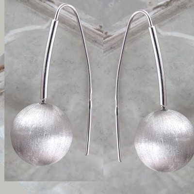 Серьги в виде шаров из коллекции "Bubbles silver" с подвесками-шарами из серебра 925 пробы фото