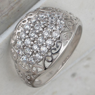 Рафинированное кольцо с фианитами из серебра 925 пробы фото