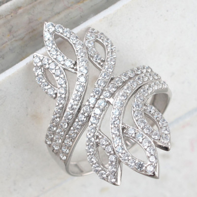 Блистательное кольцо с фианитами из серебра 925 пробы цвет металла белый 4.27 гр. фото