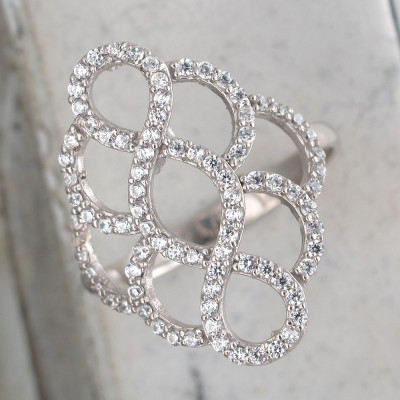 Ослепительное кольцо с фианитами из серебра 925 пробы цвет металла белый фото