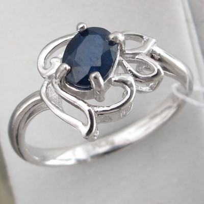 Симпатичное кольцо с сапфиром из серебра 925 пробы фото