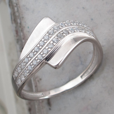 Ненавязчивое кольцо с фианитами из серебра 925 пробы фото