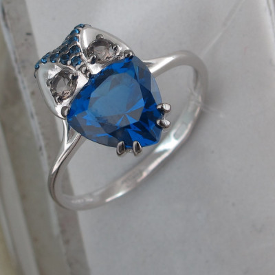 Колоссальное кольцо с кристаллами из серебра 925 пробы фото