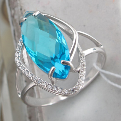 Величавое кольцо с фианитами и кристаллом из серебра 925 пробы фото