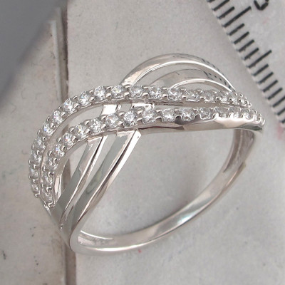 Блистательное кольцо с фианитами из серебра 925 пробы фото