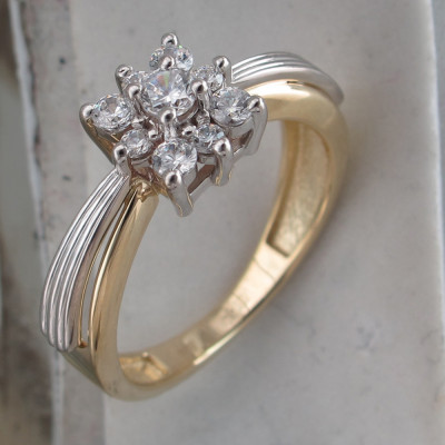 Рафинированное кольцо с фианитами из комбинированного золота 585 пробы фото