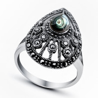 Кольцо с перламутром и марказитами из серебра 925 пробы цвет металла белый 6.81 гр. фото