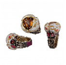 Кольцо с бриллиантами, сапфирами, эмалью, рубинами и гиацинтом из комбинированного золота 750 пробы