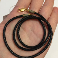 Черный кожаный шнурок "Греческий крест" с концевиками из серебра 925 пробы с чернением и позолотой фото