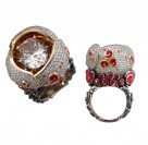 Кольцо с бриллиантами, сапфирами, эмалью, тсаворитами, рубинами и гиацинтом из комбинированного золота 750 пробы