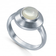 Кольцо с перламутром из серебра 925 пробы цвет металла белый 4.05 гр. фото