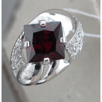 Кольцо с фианитами и кристаллом из серебра 925 пробы фото
