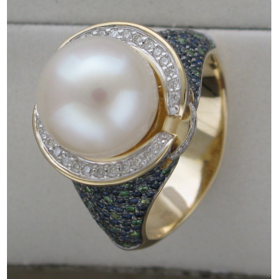 Кольцо с жемчугом, бриллиантами, сапфирами и тсаворитами из желтого золота 585 пробы фото