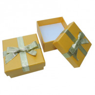 Футляр картонный с бантиком под подвеску или серьги золотистый (60x60x34 мм) фото
