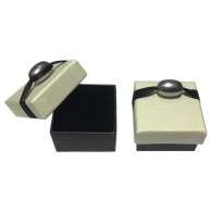 Футляр картонный с бусинкой под кольцо или серьги, Н-прорезь белый+черный (52х52х40мм) фото