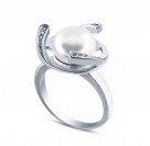 Кольцо с цирконами и жемчугом из серебра 925 пробы цвет металла белый 5.41 гр.