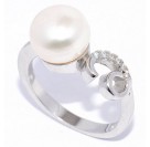 Кольцо с цирконами и жемчугом из серебра 925 пробы цвет металла белый 3.76 гр.