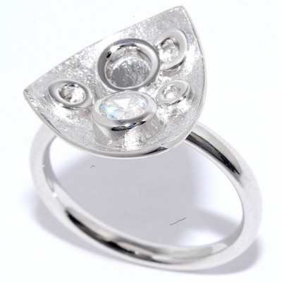 Кольцо с цирконом из серебра 925 пробы фото