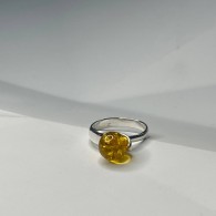 Кольцо с янтарем из серебра 925 пробы фото
