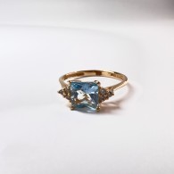 Кольцо с топазом и  фианитом из красного золота 585 пробы фото