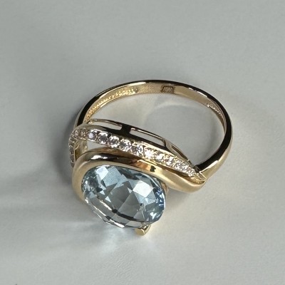 Кольцо с топазом и  фианитом из красного золота 585 пробы фото