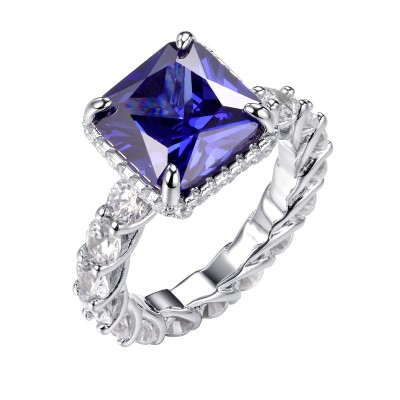 Кольцо с цирконом из серебра 925 пробы фото